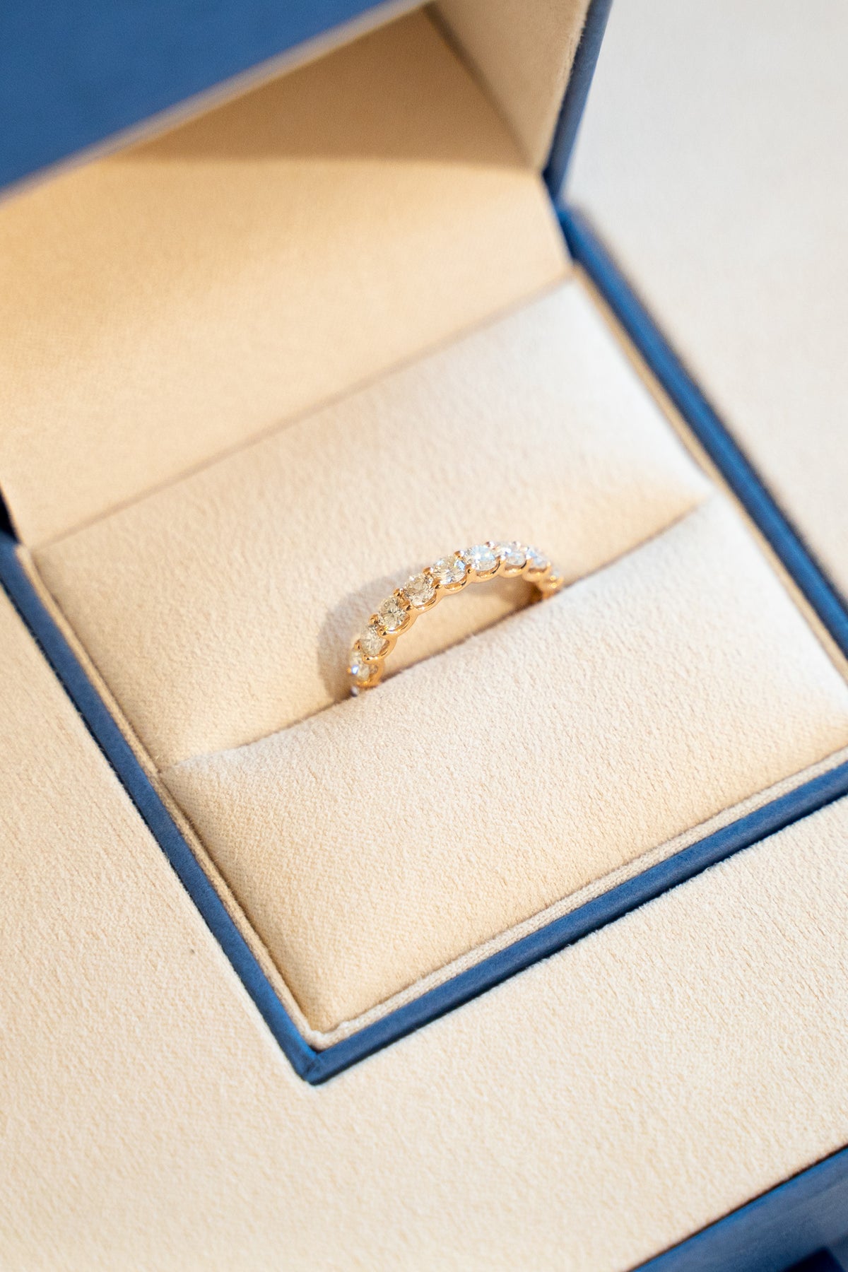 Ring mit Diamanten in einer Schmuckschachtel