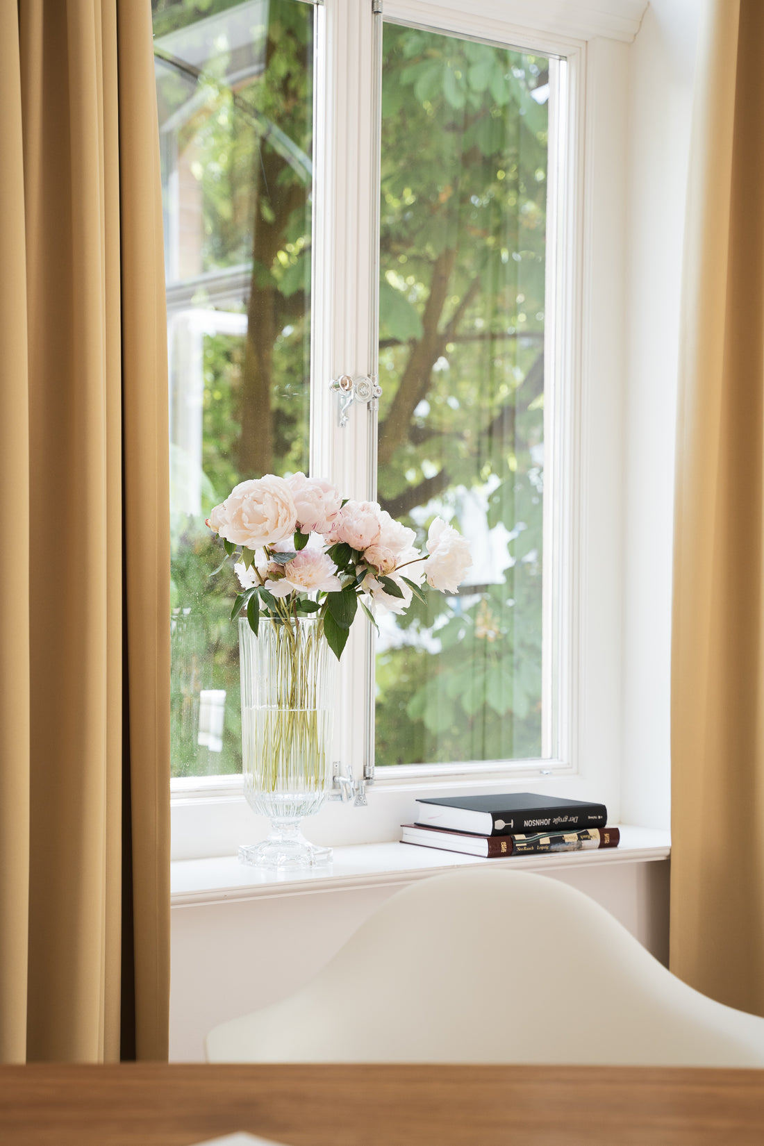 Fenster mit frischen Blumen im Studio von Vreni in Hannover