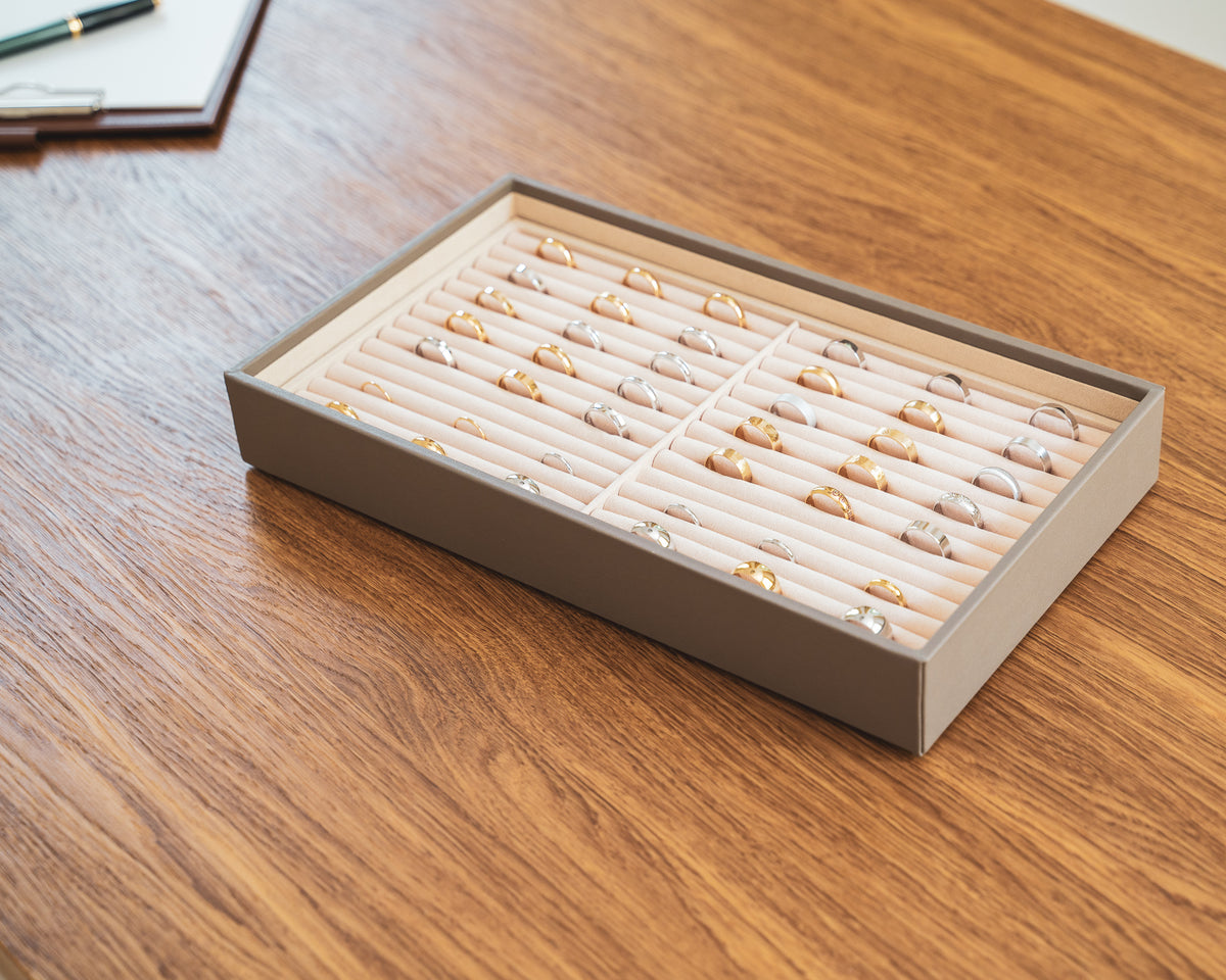 Tablett mit Eheringen zur Anprobe im Studio von Vreni