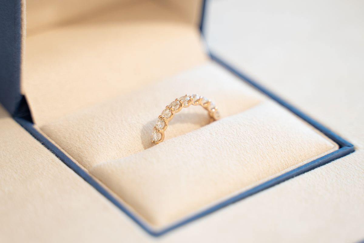 Handgefertigter Ring in einer Schmuckschachtel