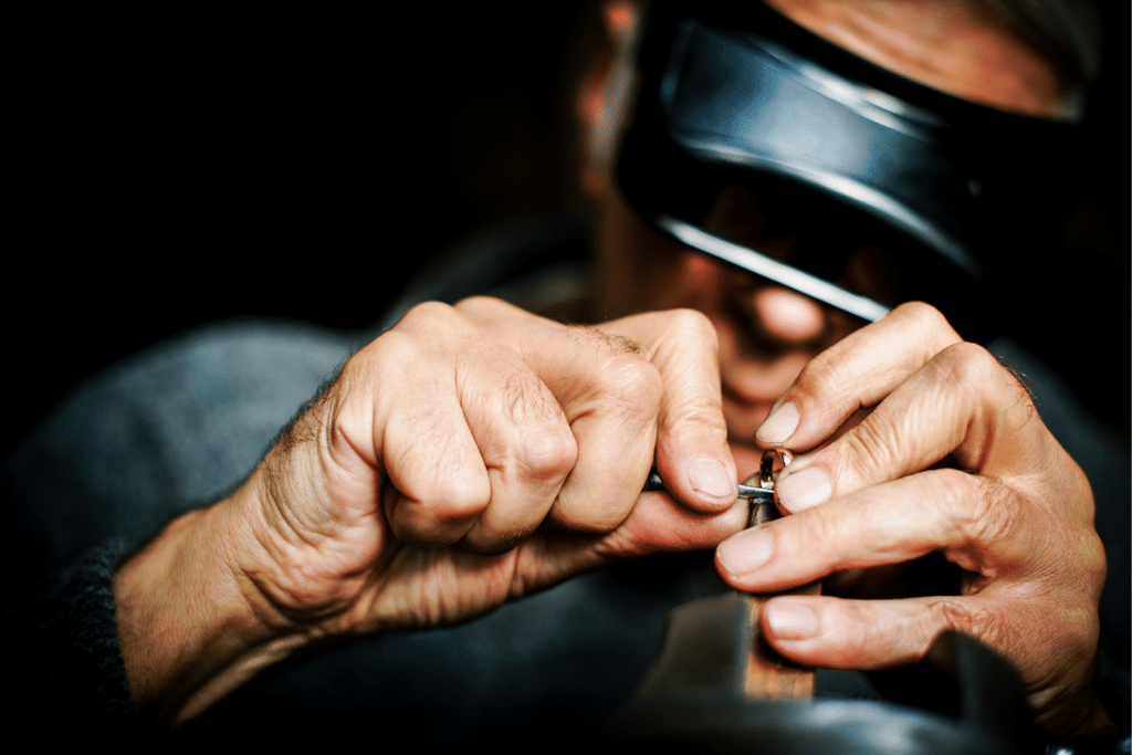 Goldschmied bei der Handarbeit an einem Ring