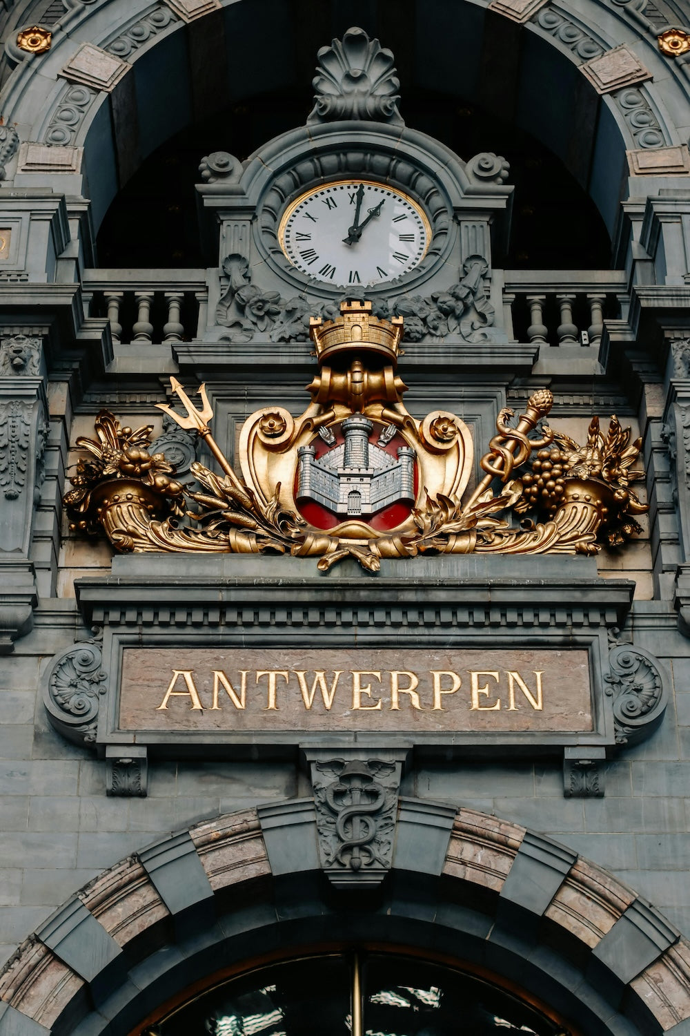 Fassade des Bahnhofs Antwerpen mit Schriftzug