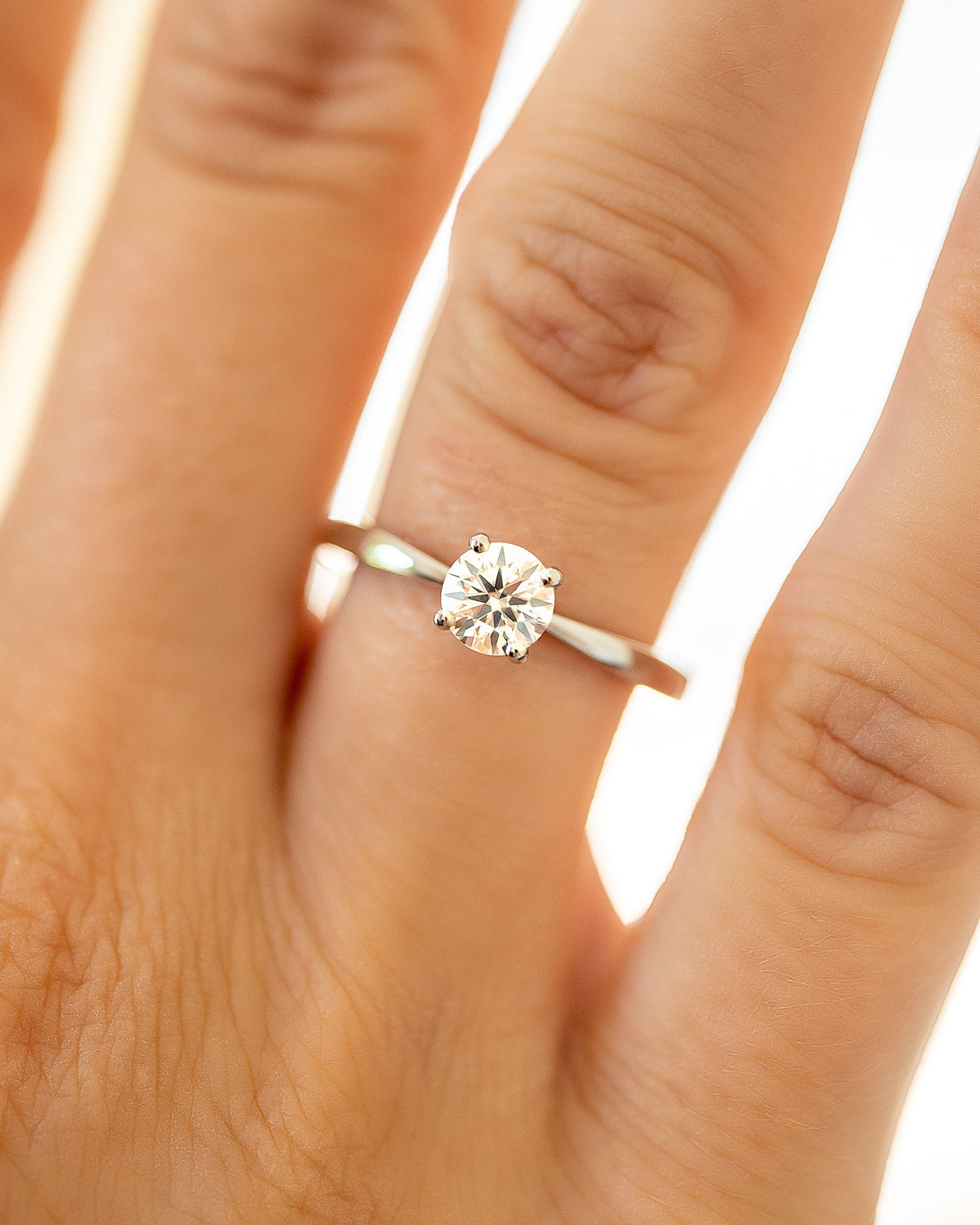 Solitär Verlobungsring mit Brillant in Weißgold an einer Hand